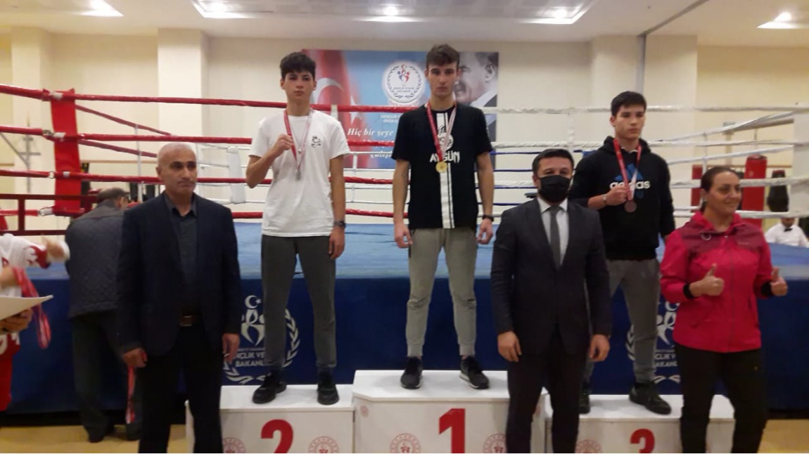 İsa Karakuş A Genç okullar arası boks müsabakası Antalya ikincisi