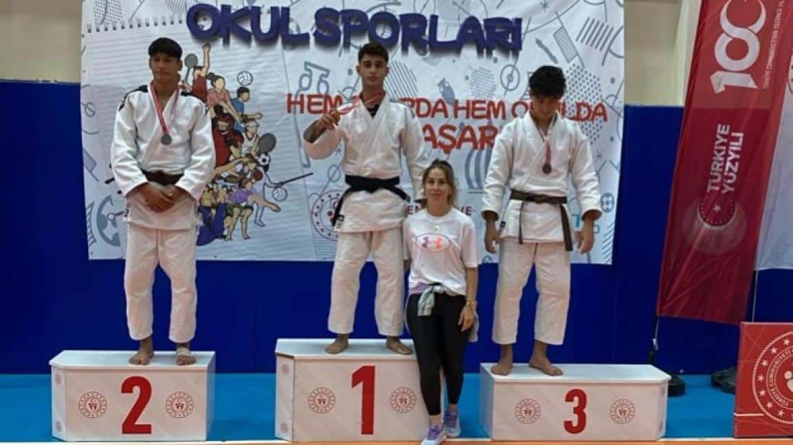Öğrencimiz Doğan Özmen, Okul Sporları Judoda 66 Kg'da Antalya 1.'si
