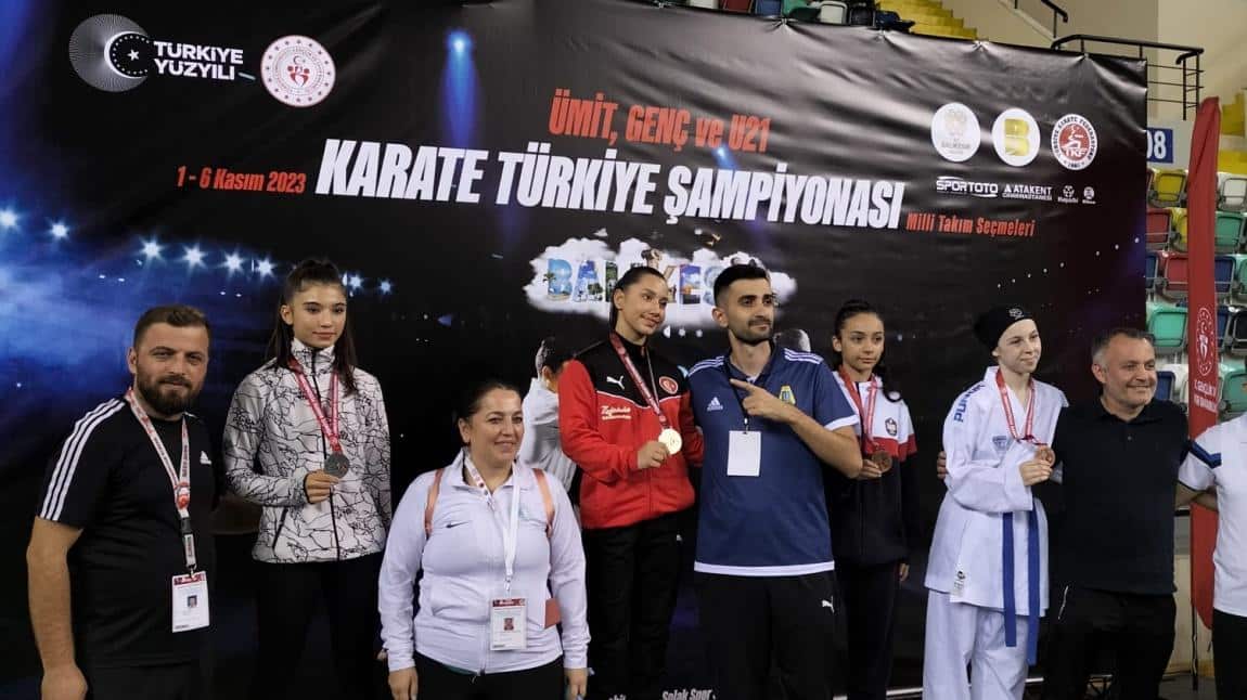 Öğrencimiz Sümeyye İVGİN  Türkiye Karate Şampiyonasında Türkiye 2. oldu.